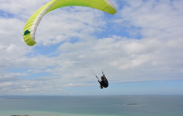 Парапланерист летит над морем