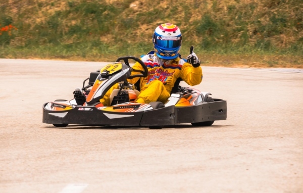 Гонщик на карте на дороге