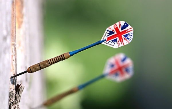 Острый дротик в мишени 