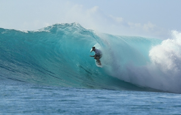 Серфингист покоряет голубые волны