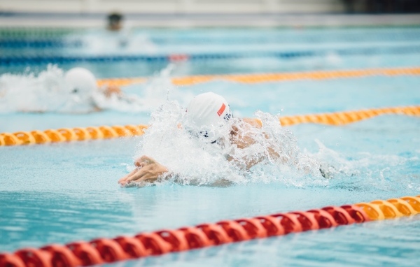 Соревнования по плаванию в бассейне