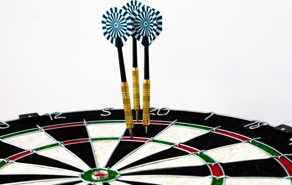 Мишень и дротики для игры в дартс