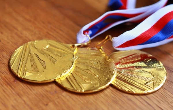 Три золотые медали на столе