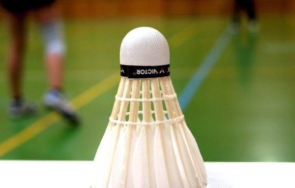 Белый волан для игры в бадминтон крупным планом