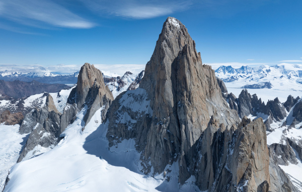 Горная вершина Фицрой под голубым небом, Аргентина