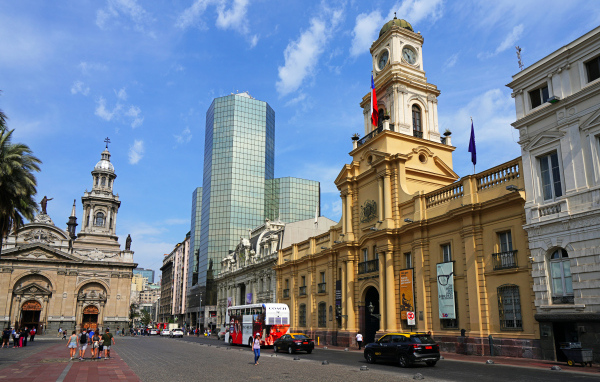 Башни и дома на улице в городе Сантьяго, Чили