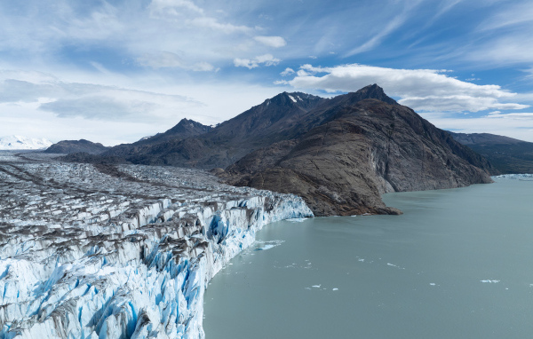 Вид на ледник в горах, Аргентина