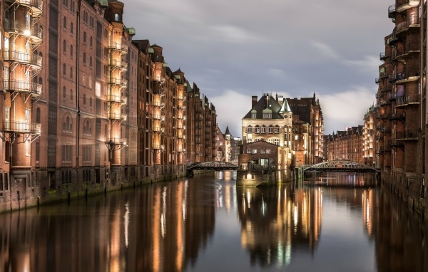 Старинная архитектура города Гамбург вечером, Германия