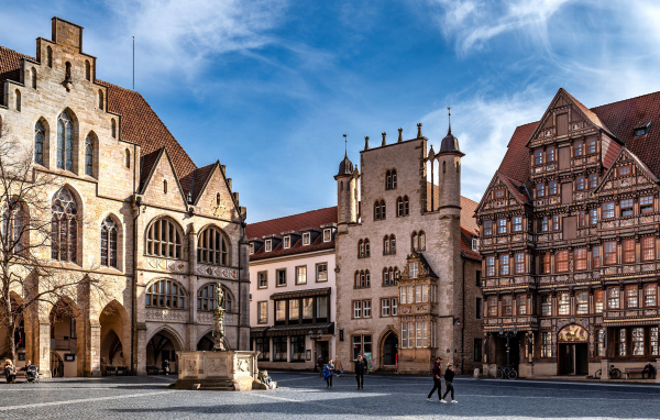 Старинные дома на городской площади Хильдесхайма, Германия