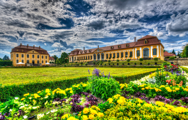 Старинный дворец в парке Барокгартен Гросзедлиц, Германия
