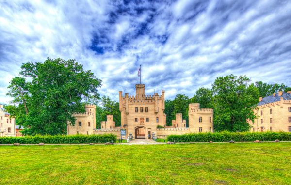 Замок под красивым небом летом, Лецлинген. Германия