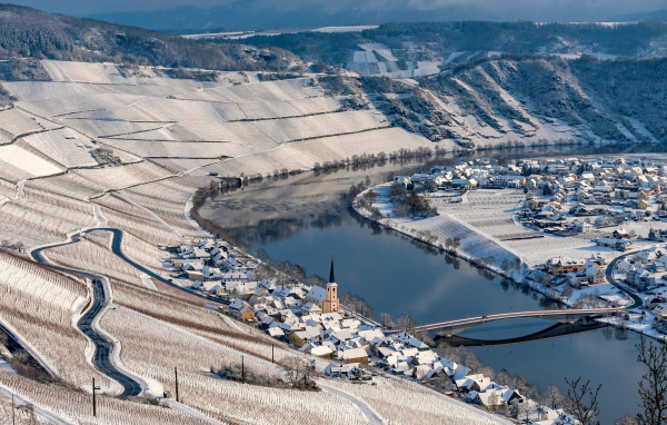 Дома и поля у реки зимой, Германия