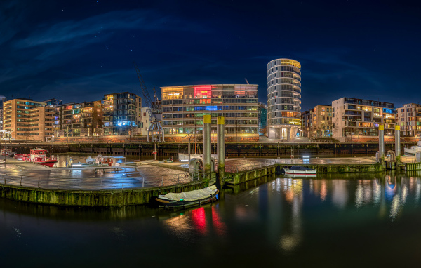Дома у причала в городе Гамбург, Германия