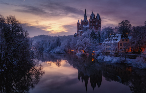 Лимбургский собор у реки зимой, Германия