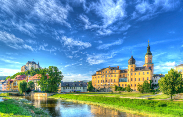Средневековый замок Оберес Шлос под голубым небом, Германия