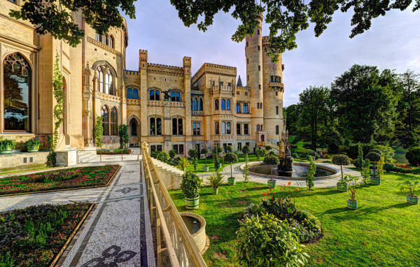 Старый дворец  в парке, Бабельсберг. Германия
