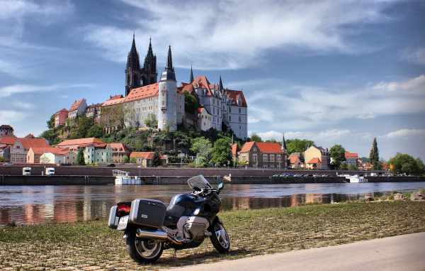 Башни замка Альбрехтсбург у реки, Германия