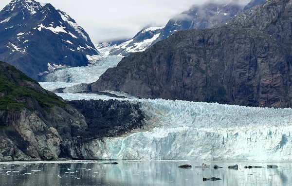Ледники у подножия гор в Исландии