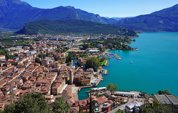 Город у озера Гарда, Италия