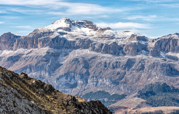 Заснеженные Доломитовые Альпы в лучах солнца, Италия
