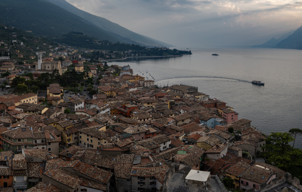 Вид сверху на коммунну Мальчезине у озера, Италия