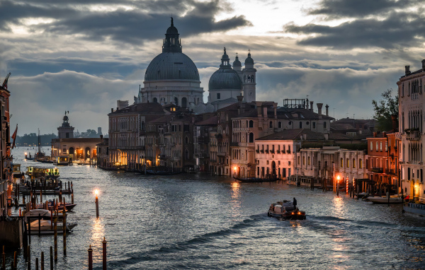 Вид на церковь в сумерках, Венеция. Италия