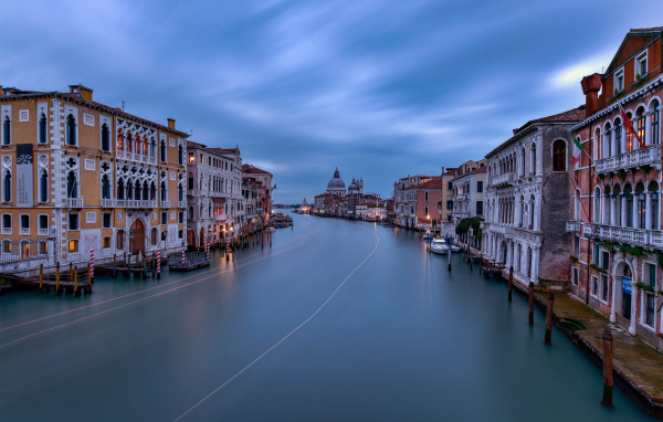 Водный канал в городе Венеция, Италия