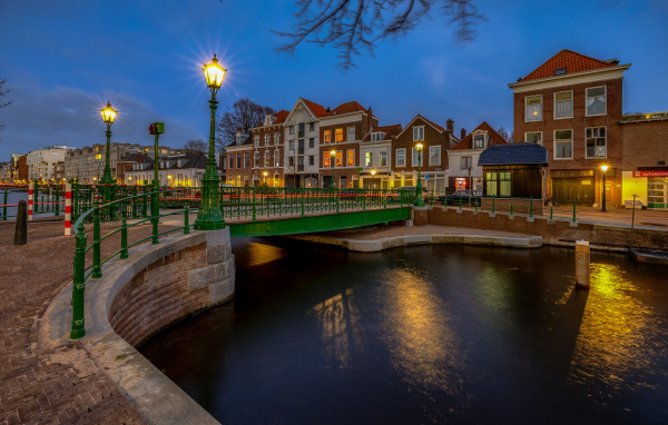 Дома вечером у реки, Нидерланды