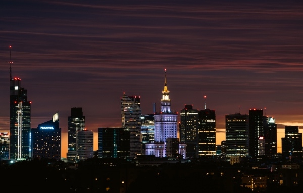 Красивый вид на ночные небоскребы, Польша