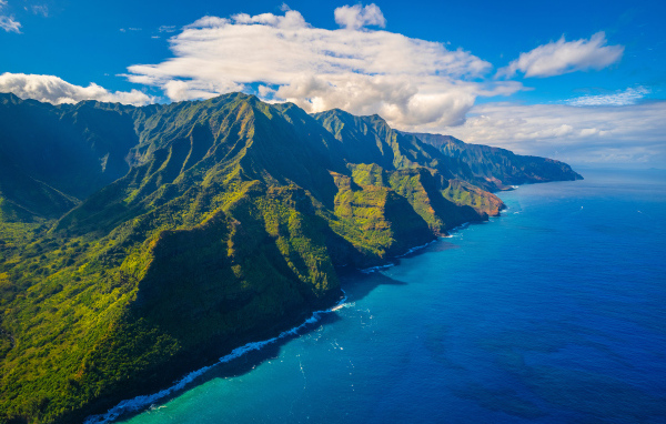 Вид на покрытые зеленью гор на Гавайских островах, США