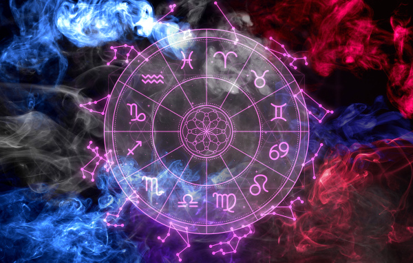 Круг со знаками зодиака на фоне разноцветного дыма