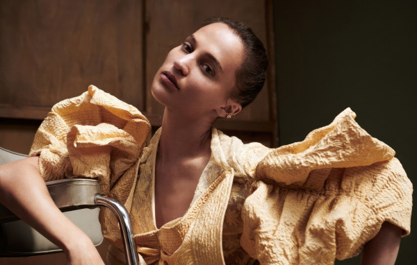 Актриса Алисия Викандер в необычном платье