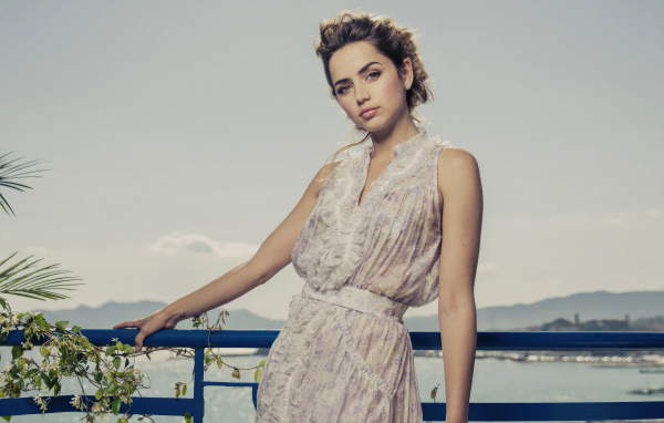 Актриса Ана де Армас в платье на фоне океана