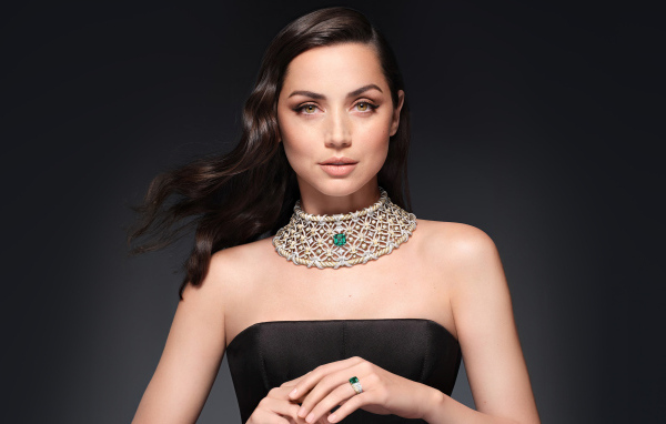 Актриса Ана де Армас с дорогим украшением на шее