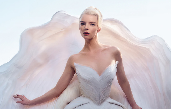 Актриса Аня Тейлор-Джой в красивом белом платье