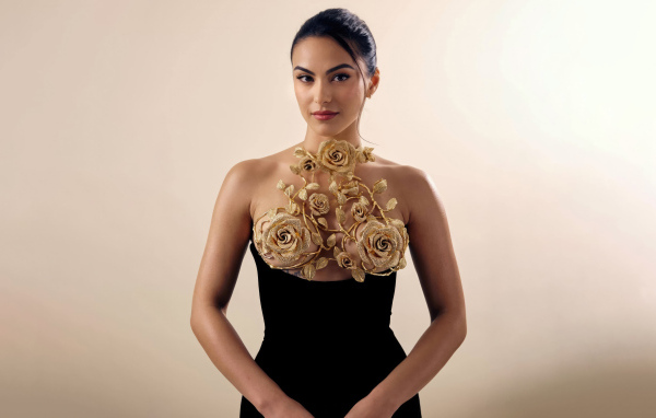 Актриса Камила Мендес в красивом платье с узором