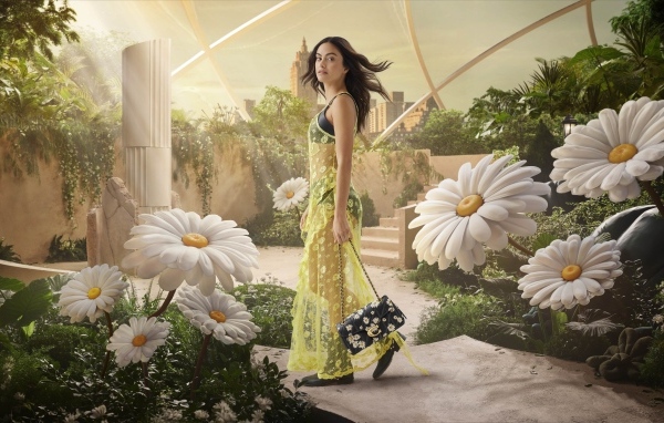 Актриса Камила Мендес в платье около ромашек