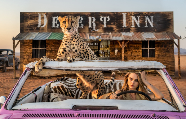 Актриса Кара Делевинь в розовом автомобиле с гепардом