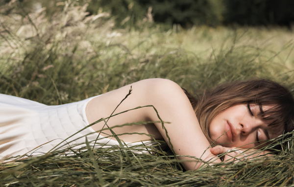 Актриса Дейзи Эдгар-Джонс лежит в зеленой траве