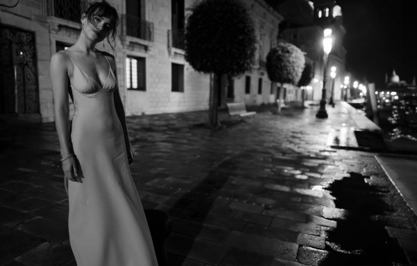 Актриса Дакота Джонсон в платье на улице вечером