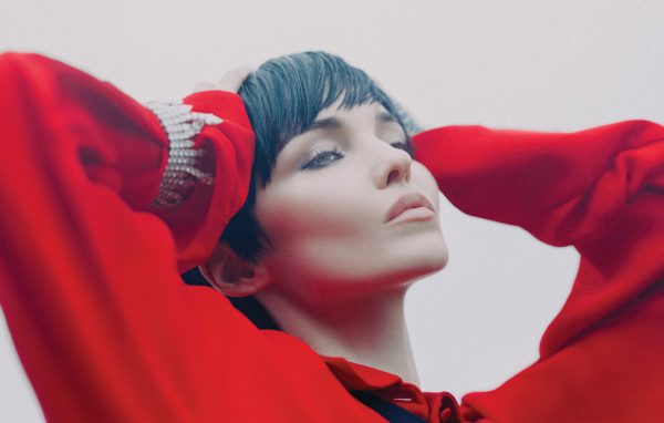 Актриса Дав Кэмерон в красном наряде с короткой стрижкой