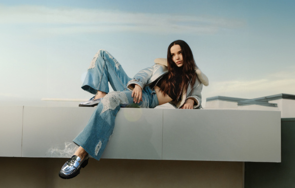 Актриса Дав Кэмерон в модных джинсах