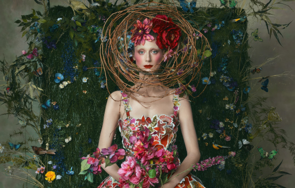 Актриса Элизабет Дебики в ярком цветочном образе