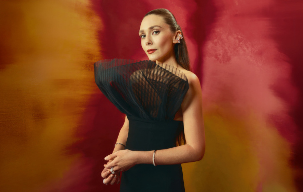 Актриса Элизабет Олсен в необычном черном платье