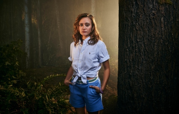 Актриса Элла Пернелл в лесу