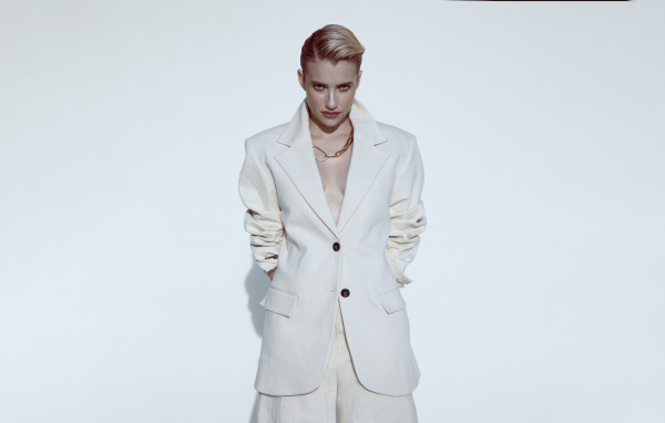 Актриса Эмма Робертс в стильном белом костюме