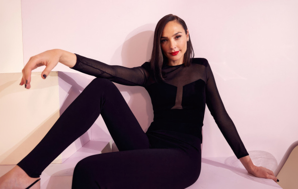 Актриса Галь Гадот позирует для фото