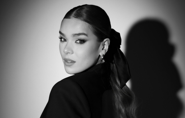 Актриса Хейли Стейнфилд позирует на сером фоне