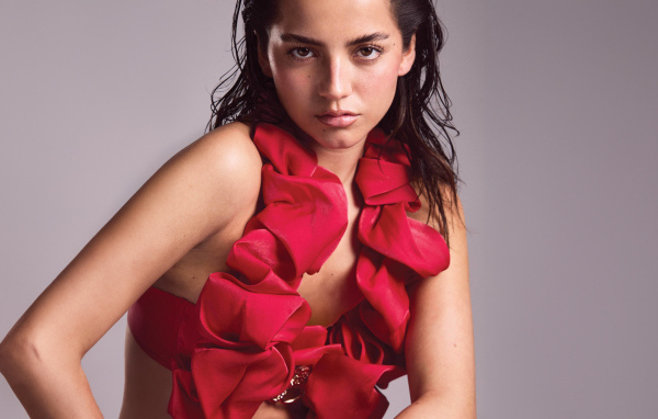 Актриса Изабела Мерсед в красном купальнике