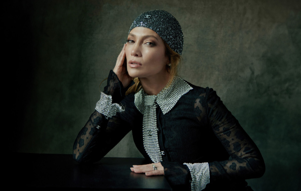 Актриса Дженнифер Лопес в блестящей шапке